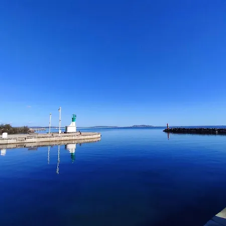 Le Millesime Olivier : Vue Exceptionnelle Sur La Baie, Moderne Avec Et Parking Prive.