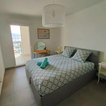 Le Millesime Olivier : Vue Exceptionnelle Sur La Baie, Moderne Avec Et Parking Prive.